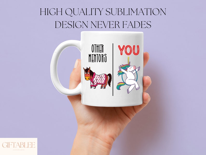 K&ouml;nnte beinhalten: Eine wei&szlig;e Keramiktasse mit einer Schwarzwei&szlig;illustration eines Pferdes, das eine rosa-wei&szlig;e Polka-Dot-Robe tr&auml;gt, auf der linken Seite und einem Einhorn, das eine Regenbogenm&auml;hne und einen Regenbogen-Schwanz tr&auml;gt, auf der rechten Seite. Der Text "Other Mentors" befindet sich auf der linken Seite und "You" auf der rechten Seite.