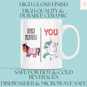 K&ouml;nnte beinhalten: Wei&szlig;e Keramik-Kaffeetasse mit einer humorvollen Illustration eines Einhorns und eines Pferdes. Der Text auf der Tasse lautet "Other Mentors" und "You". Die Tasse ist sp&uuml;lmaschinen- und mikrowellengeeignet.