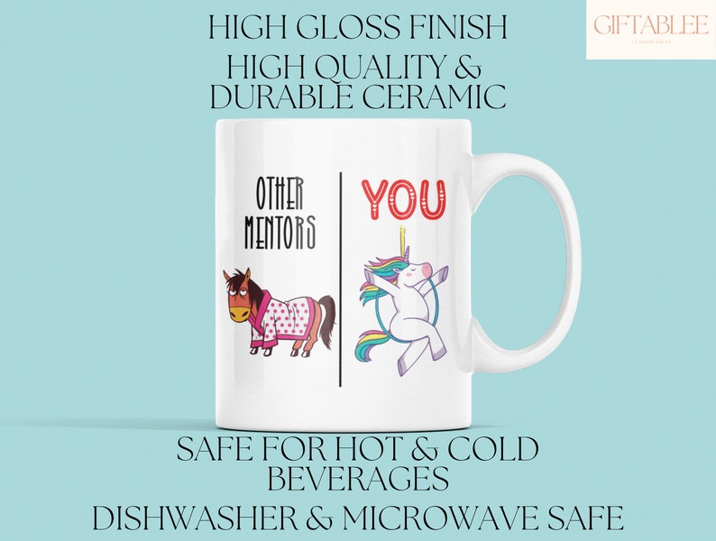 K&ouml;nnte beinhalten: Wei&szlig;e Keramik-Kaffeetasse mit einer humorvollen Illustration eines Einhorns und eines Pferdes. Der Text auf der Tasse lautet "Other Mentors" und "You". Die Tasse ist sp&uuml;lmaschinen- und mikrowellengeeignet.
