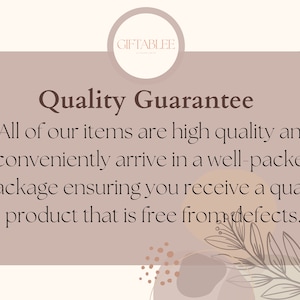 Op de afbeelding: Een lichtbruine achtergrond met een witte cirkel met de tekst "GIFTABLEE" in zwart. De tekst "Quality Guarantee" is in bruin. De tekst "All of our items are high quality and conveniently arrive in a well-packed package ensuring you receive a quality product that is free from defects." is in zwart. De achtergrond heeft een lichtbruin abstract ontwerp met een paar bruine sterren in de rechterbovenhoek.