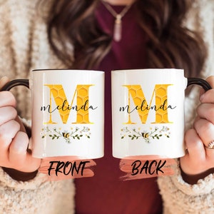 Caneca personalizada com tema de abelha, caneca de presente de abelha para mulheres, presente de aniversário, caneca personalizada com tema de abelha, abelha rainha, caneca floral, caneca com tema de abelha, caneca com nome inicial para ela imagem 2