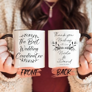 Może przedstawiać: Biały kubek ceramiczny z czarnym uchwytem. Z przodu kubka widnieje napis "The Best Wedding Coordinator" z kwiatowymi akcentami. Z tyłu kubka widnieje napis "Thank you Nashey with love Nicole & David June 22, 2023".