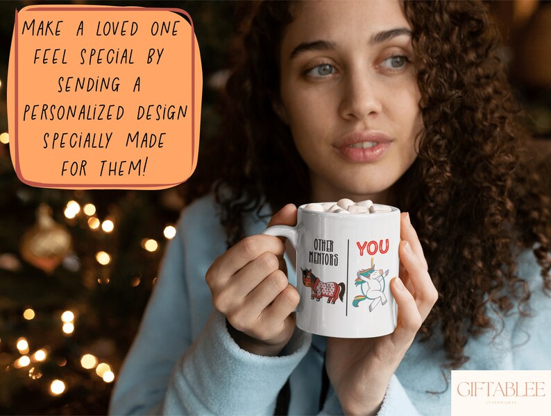 K&ouml;nnte beinhalten: Eine wei&szlig;e Keramiktasse mit einem schwarzen und roten Design. Die Tasse zeigt ein Einhorn und ein Pferd. Der Text auf der Tasse lautet "Other Mentors" und "You".