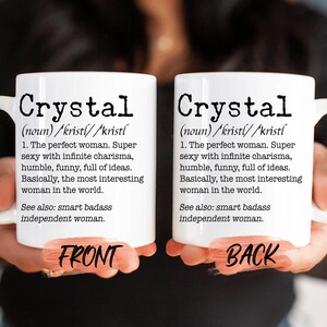 Peut inclure: Une tasse en c&eacute;ramique blanche avec une d&eacute;finition en noir et blanc du mot "Crystal" sur les deux c&ocirc;t&eacute;s. Le c&ocirc;t&eacute; avant indique "Crystal (nom) /kristl//kristl 1. La femme parfaite. Super sexy avec un charisme infini, humble, dr&ocirc;le, pleine d'id&eacute;es. Fondamentalement, la femme la plus int&eacute;ressante du monde. Voir aussi : femme intelligente, badass et ind&eacute;pendante." Le c&ocirc;t&eacute; arri&egrave;re indique "Crystal (nom) /kristl//kristl 1. La femme parfaite. Super sexy avec un charisme infini, humble, dr&ocirc;le, pleine d'id&eacute;es. Fondamentalement, la femme la plus int&eacute;ressante du monde. Voir aussi : femme intelligente, badass et ind&eacute;pendante."