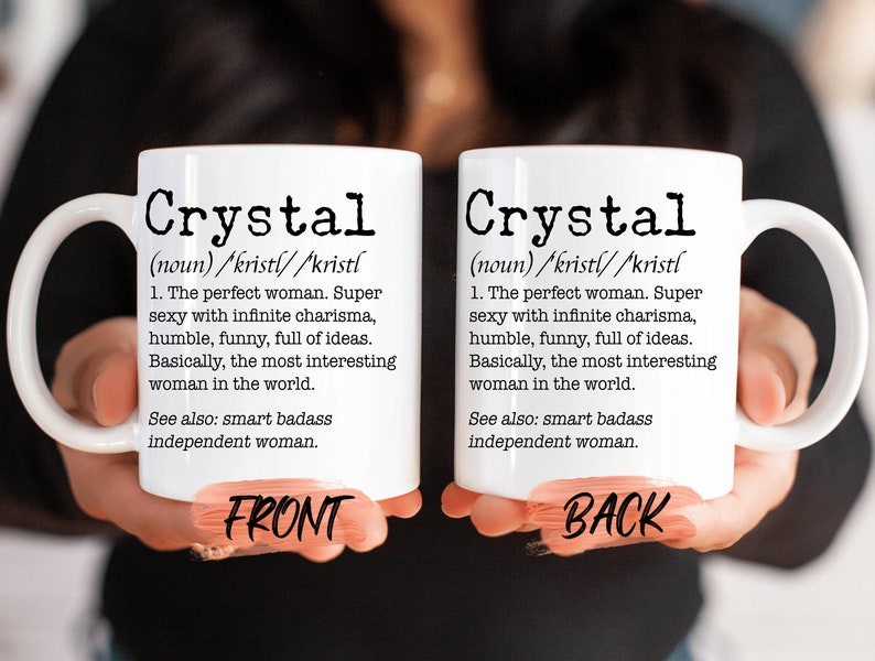 Peut inclure: Une tasse en c&eacute;ramique blanche avec une d&eacute;finition en noir et blanc du mot "Crystal" sur les deux c&ocirc;t&eacute;s. Le c&ocirc;t&eacute; avant indique "Crystal (nom) /kristl//kristl 1. La femme parfaite. Super sexy avec un charisme infini, humble, dr&ocirc;le, pleine d'id&eacute;es. Fondamentalement, la femme la plus int&eacute;ressante du monde. Voir aussi : femme intelligente, badass et ind&eacute;pendante." Le c&ocirc;t&eacute; arri&egrave;re indique "Crystal (nom) /kristl//kristl 1. La femme parfaite. Super sexy avec un charisme infini, humble, dr&ocirc;le, pleine d'id&eacute;es. Fondamentalement, la femme la plus int&eacute;ressante du monde. Voir aussi : femme intelligente, badass et ind&eacute;pendante."