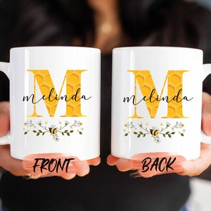 Caneca personalizada com tema de abelha, caneca de presente de abelha para mulheres, presente de aniversário, caneca personalizada com tema de abelha, abelha rainha, caneca floral, caneca com tema de abelha, caneca com nome inicial para ela imagem 1