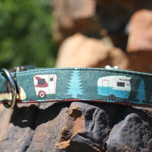 K&ouml;nnte beinhalten: Ein gr&uuml;nes Hundehalsband mit einem Muster aus Vintage-Wohnwagen, Kiefern und Sternen. Das Halsband hat eine silberne Metallschnalle und einen D-Ring.