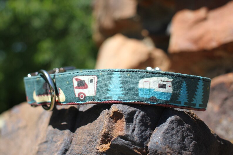 K&ouml;nnte beinhalten: Ein gr&uuml;nes Hundehalsband mit einem Muster aus Vintage-Wohnwagen, Kiefern und Sternen. Das Halsband hat eine silberne Metallschnalle und einen D-Ring.