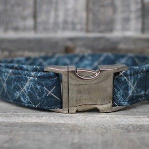 Peut inclure: Un collier pour chien bleu et blanc &agrave; motif avec une boucle et un anneau en D argent&eacute;s.