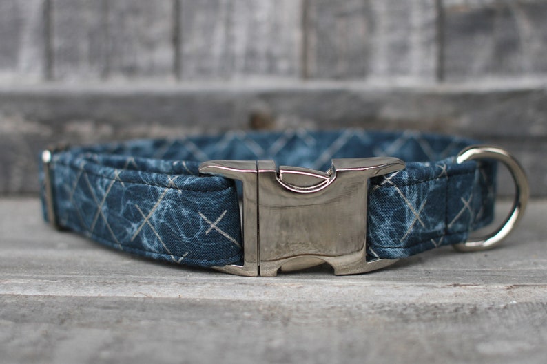 Peut inclure: Un collier pour chien bleu et blanc &agrave; motif avec une boucle et un anneau en D argent&eacute;s.