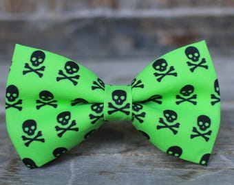 Fliege mit Totenkopf, Halloween-Fliege, Fliege mit Totenkopf und gekreuzten Knochen, Herrenfliege, Kleinkinderfliege, Jungenfliege, Hundefliege