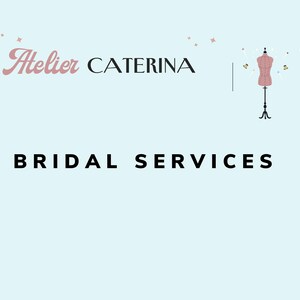 K&ouml;nnte beinhalten: Hellblauer Hintergrund mit dem Text "Atelier CATERINA" in Rosa und Schwarz. Darunter stehen die Worte "BRIDAL SERVICES" in fetter schwarzer Schrift. Florale und Stern-Akzente umgeben den Text und eine Schneiderpuppe.