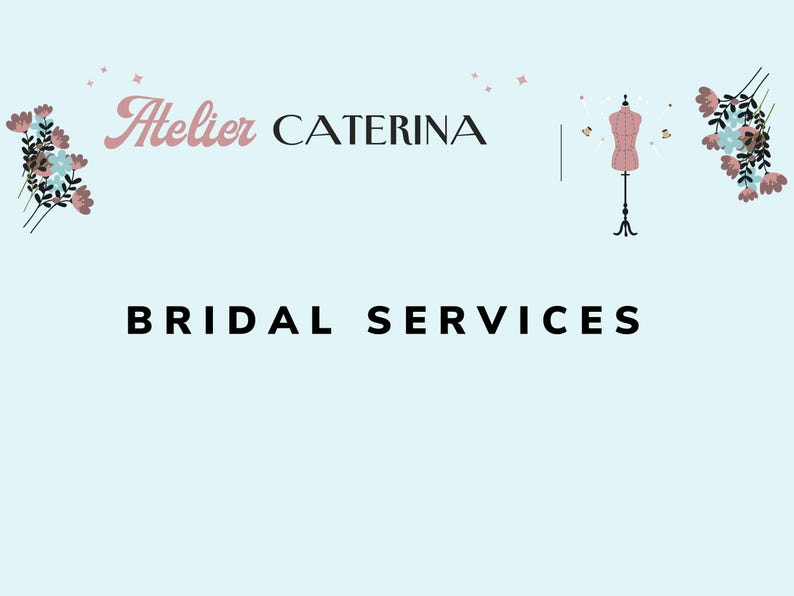 K&ouml;nnte beinhalten: Hellblauer Hintergrund mit dem Text "Atelier CATERINA" in Rosa und Schwarz. Darunter stehen die Worte "BRIDAL SERVICES" in fetter schwarzer Schrift. Florale und Stern-Akzente umgeben den Text und eine Schneiderpuppe.