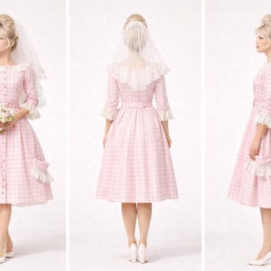 K&ouml;nnte beinhalten: Rosa-wei&szlig;es Vichy-Karo-Brautkleid mit Knopfleiste, langen &Auml;rmeln und Spitzensaum. Das Kleid hat einen ausgestellten Rock, Taschen und einen passenden G&uuml;rtel. Ein wei&szlig;er Schleier und ein Strau&szlig; vervollst&auml;ndigen den Braut-Look.