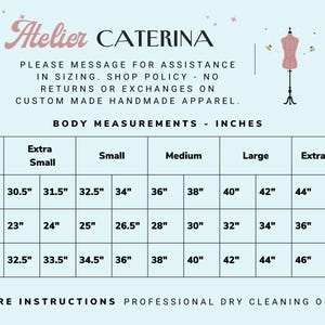 K&ouml;nnte beinhalten: Hellblaue Grafik mit dem Text "Atelier Caterina" und einer Ma&szlig;tabelle in Zoll. Die Tabelle enth&auml;lt Brust-, Taillen- und H&uuml;ftma&szlig;e f&uuml;r die Gr&ouml;&szlig;en XS bis XL. Pflegehinweis: Nur professionelle Trockenreinigung.