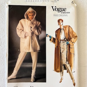 Könnte beinhalten: Ein Vintage-Schnittmuster von Vogue Patterns mit Designs von Christian Dior. Die Schnittmusterpackung zeigt Illustrationen eines Kapuzenmantels und eines langen Mantels mit passender Hose. Der Text "PARIS ORIGINAL" ist sichtbar.