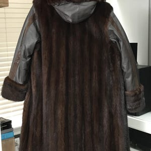 Cappotto in pelle marrone con pelliccia MNK marrone da donna elegante con cappuccio staccabile, taglia 12-14