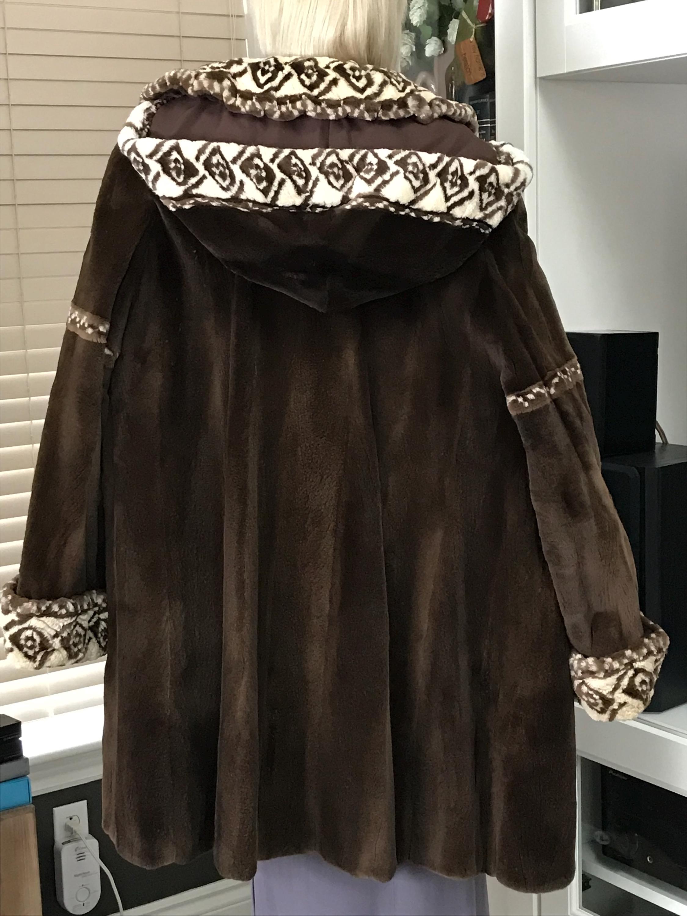 女性用美しいブラウンのミンクファー3/4コート（フード付き）サイズ14