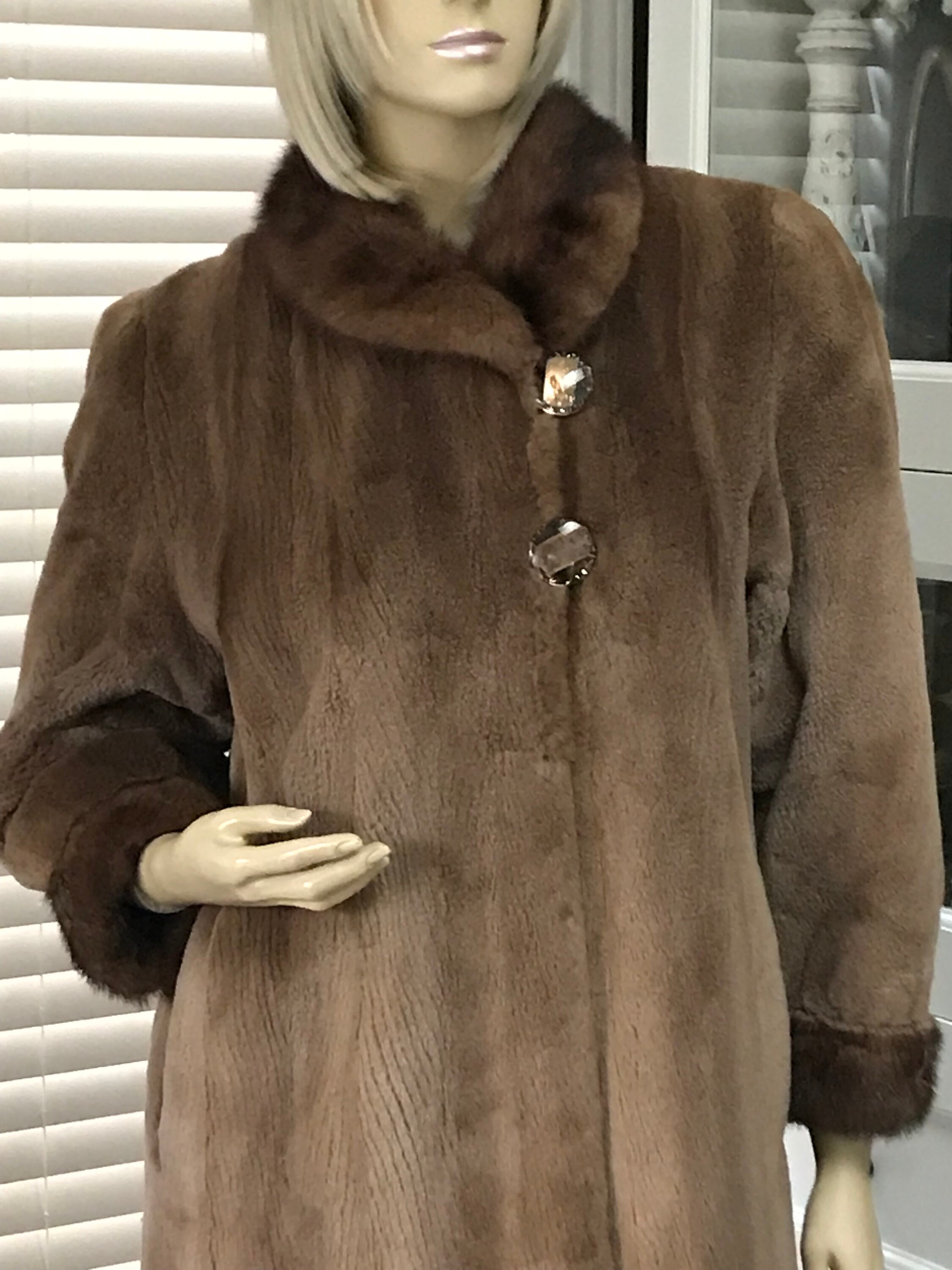 女性用美しいベージュブラウンのシアードミンクファーコート サイズ12