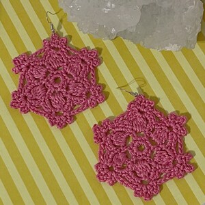 Pendientes de copo de nieve de ganchillo rosa, diseño floral de inspiración vintage, pendientes de ganchillo rosa, pendientes de copo de nieve, pendientes de otoño, copo de nieve rosa