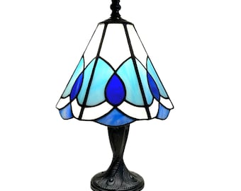 ポニー藤ティファニーは、ガラスのランプを染色しました。小藤