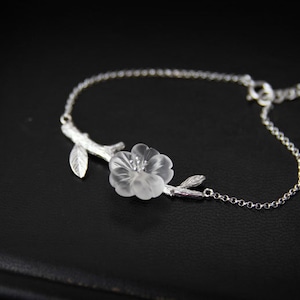 雨の中の花 桜のバー小枝ブレスレット クリスタルフラワー 光沢のあるシルバーの小枝ブレスレット 女性へのギフトに特別なデザイン