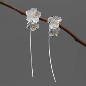 桜の花のイヤリング - スターリングシルバーの花の小枝のダングルイヤリング - 桜 - 花嫁介添人の花のジュエリー - 彼女への贈り物