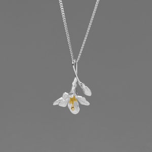 フリージア フラワー ネックレス - スターリング シルバー フリージア フラワー ペンダント - 春の花 - 可憐な花柄ジュエリー - 母の日ギフト