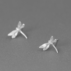Liten trollsländaörhänge - Sterlingsilver trollsländaörhänge - Liten vinge - Silverinsektsmycken - Present till henne