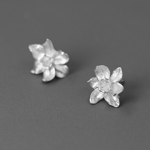 Narcissus Flower Charm Earring-Sterling Silver Narcissus Flower Stud Earring-Spring Flower-Dainty Floral Jewelry-Mother&#39;s Day Gift