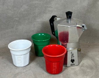 Cafetière italienne A.Bialetti Crusinallo vintage en aluminium avec 3 tasses blanche vert et rouge aux couleurs de l'Italie  Made in Italy