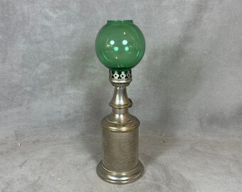 Oude vintage duivenolielamp met vintage groen glas Gemaakt in Frankrijk 1950