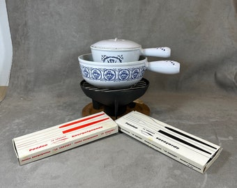 SELTENES Fondue Le Creuset. Delfter blaues Tulpen-Set im Vintage-Design mit 2 Topflappen und 12 Gabeln. Originale, emailliertes Gusseisen.