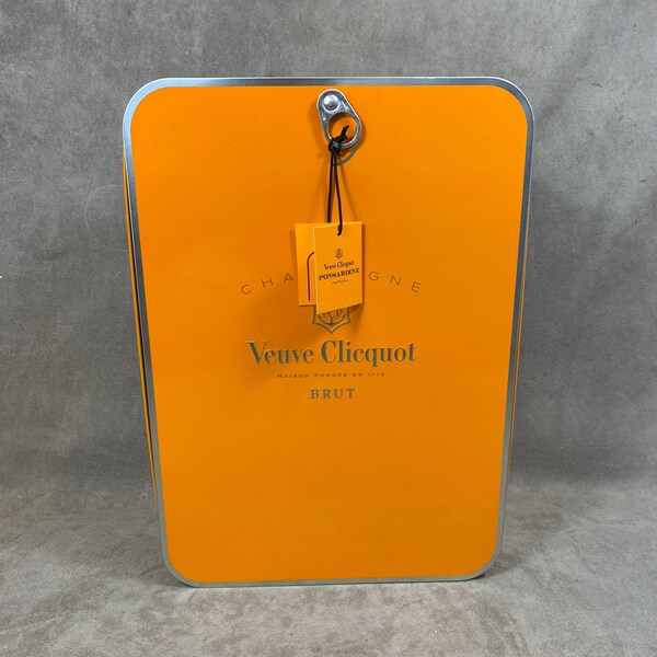 Veuve Clicquot  Etui de bouteille de champagne La Ponsardine avec 2 flutes incluses  boite de conserve géante pour champagne  Années 1990