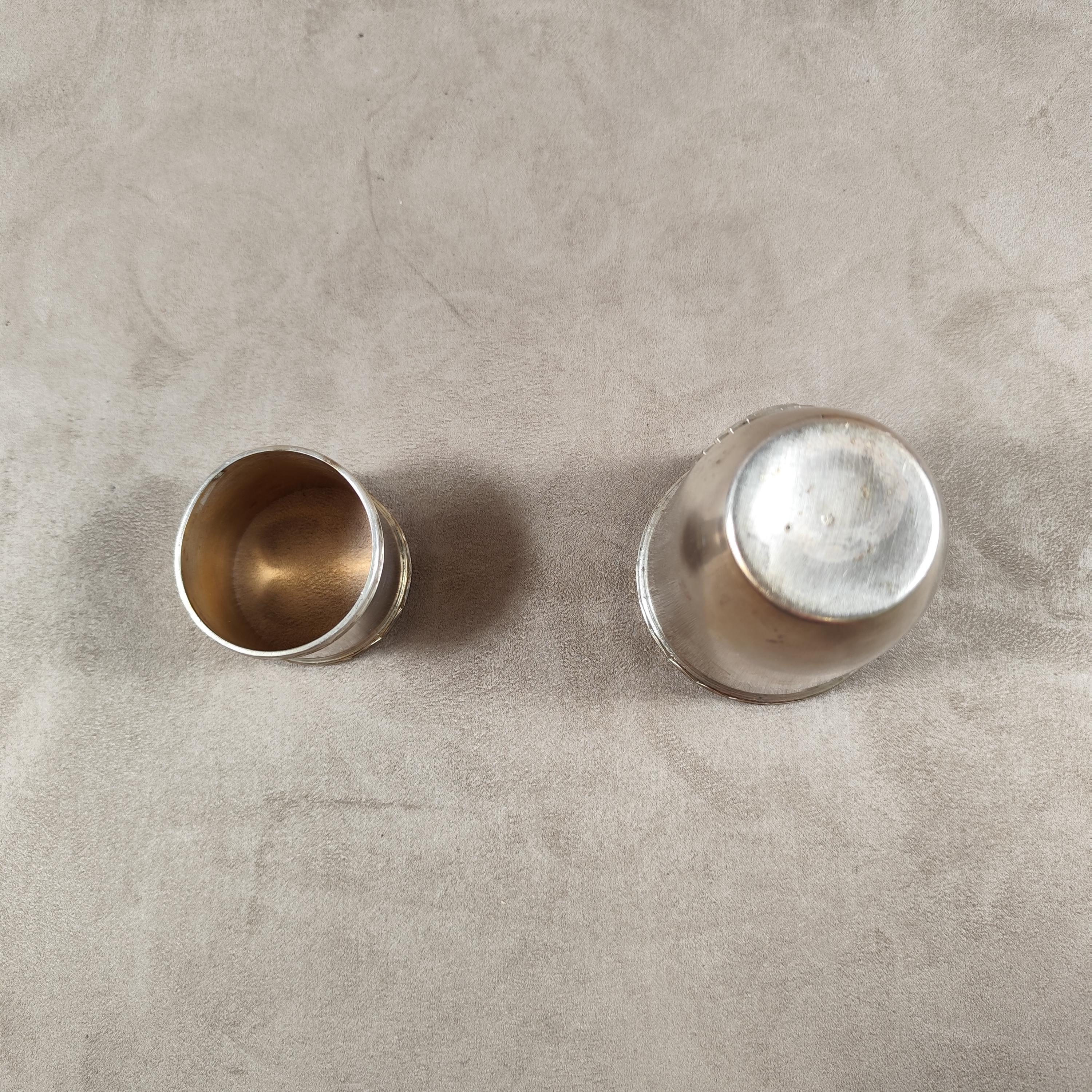 アールデコ調の銀メッキメタル製洗礼カップとナプキンリングケース