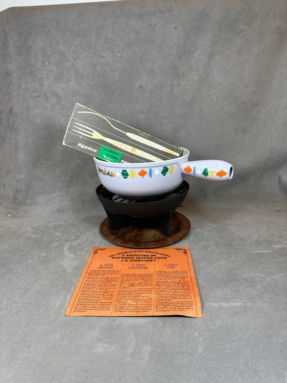 Baumalu, Service à Fondue Fonte Émaillée Noir pour 6 Personnes, Taille 17 cm, Comprend Caquelon, Couvercle Anti Éclaboussure, Brûleur et 6 Fourchettes, Idéal pour Repas Conviviaux