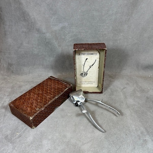 RARE &quot;La Professionnelle&quot; hand trimmer in vintage metal with its box Made in France 1950s