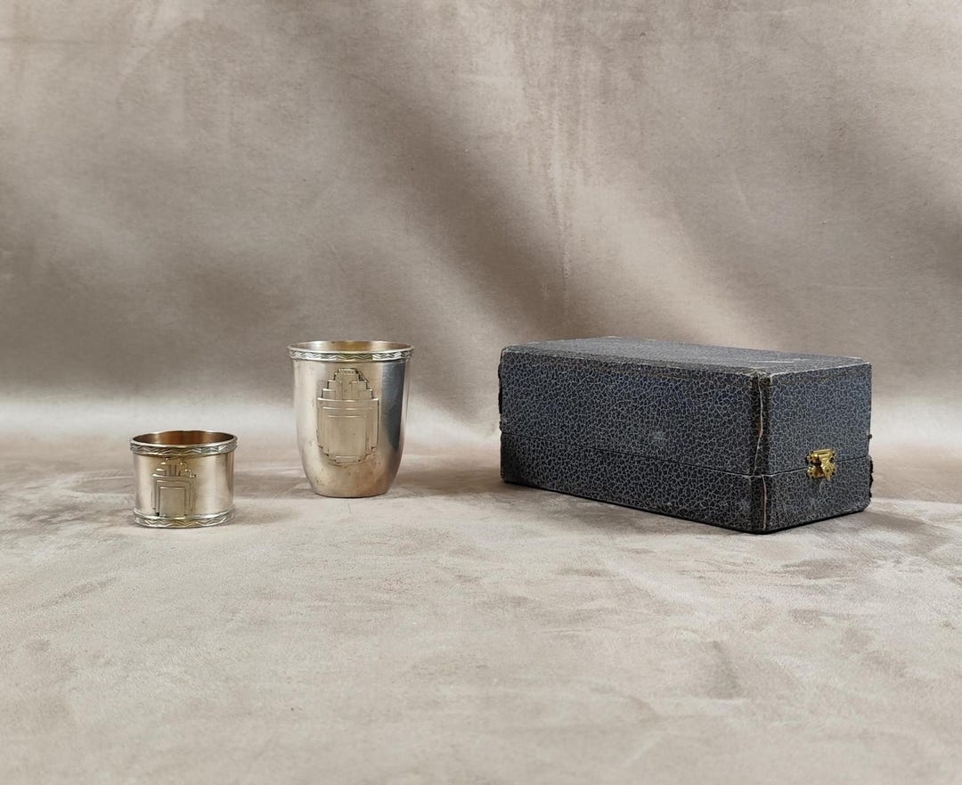 アールデコ調の銀メッキメタル製洗礼カップとナプキンリングケース