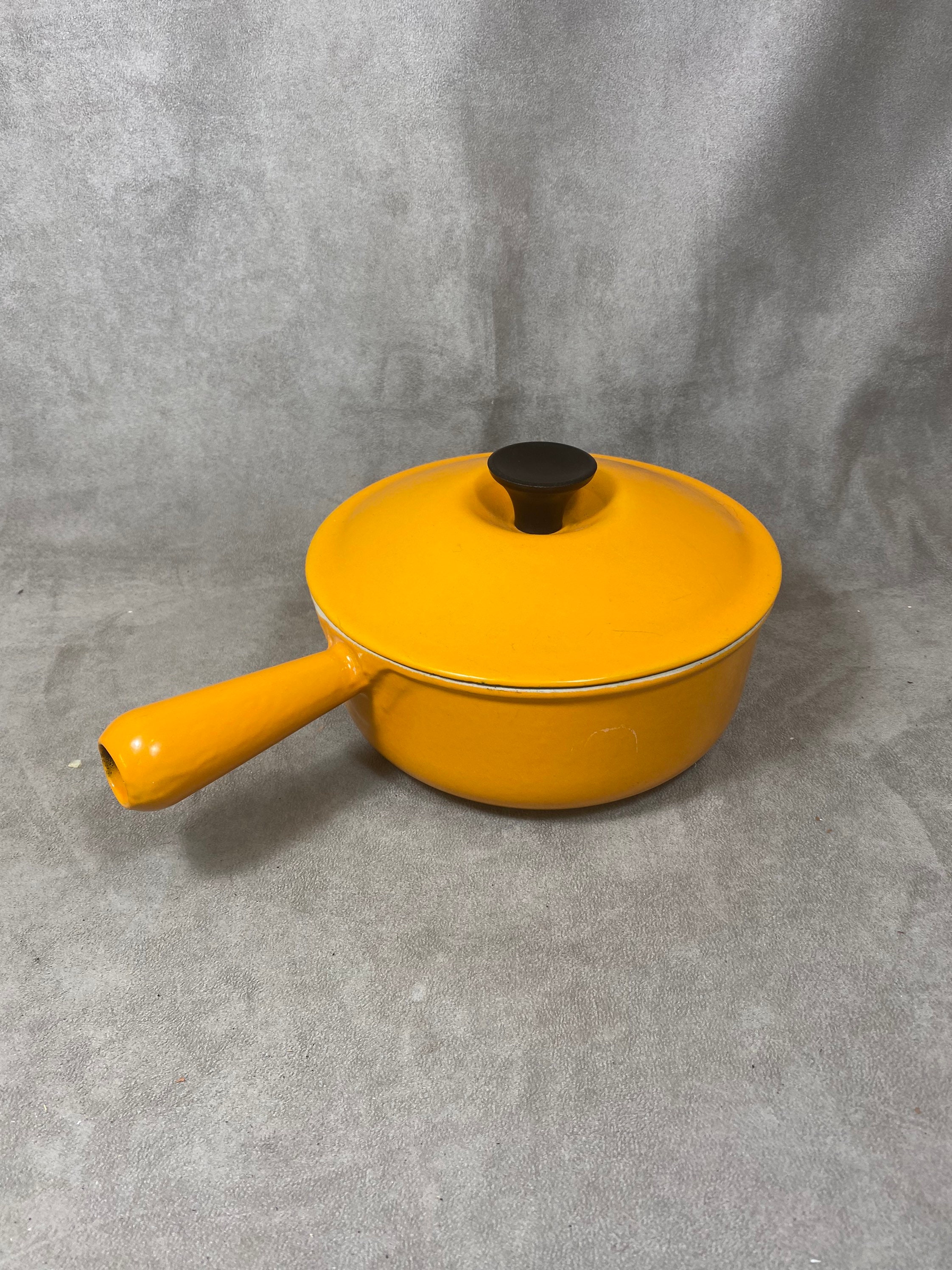 caquelon le creuset coussance en fonte émaillée orange avec poignée vintage made in france