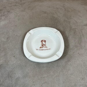 Reklamowa popielniczka z restauracji Le Compostelle vintage z fajansu PILLIVUYT Wyprodukowano we Francji