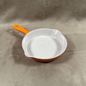 Skillet Le Creuset in orange enamelled cast iron with vintage handle made in France