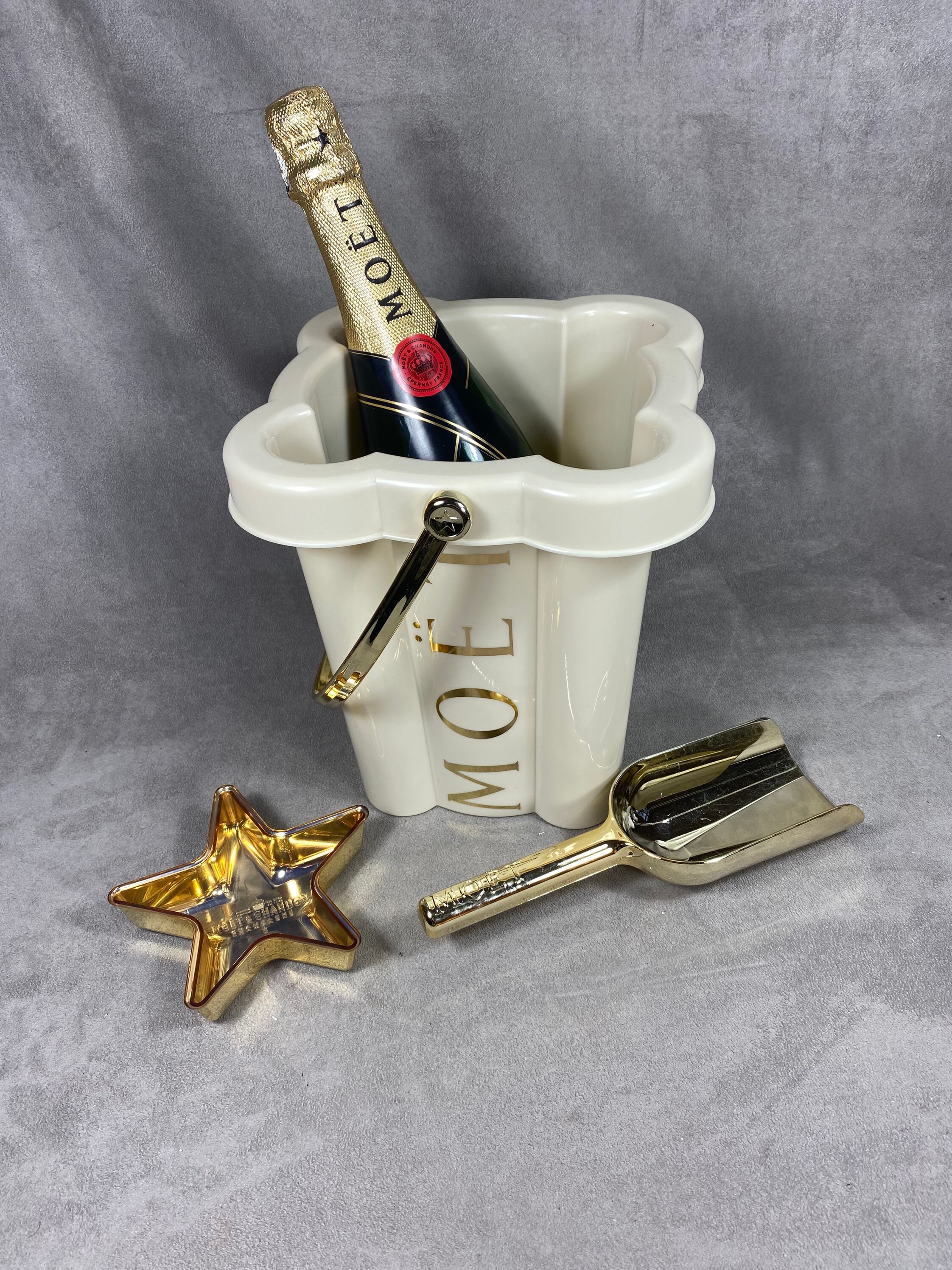 Seau à Champagne en Plastique Möet & Chandon Vintage Pouvant Servir de Seau Plage Avez Pelle et Moul