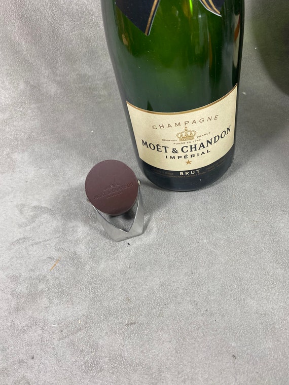 Bouchons stoppeur champagne en plastique Möet & Chandon vintage -   France