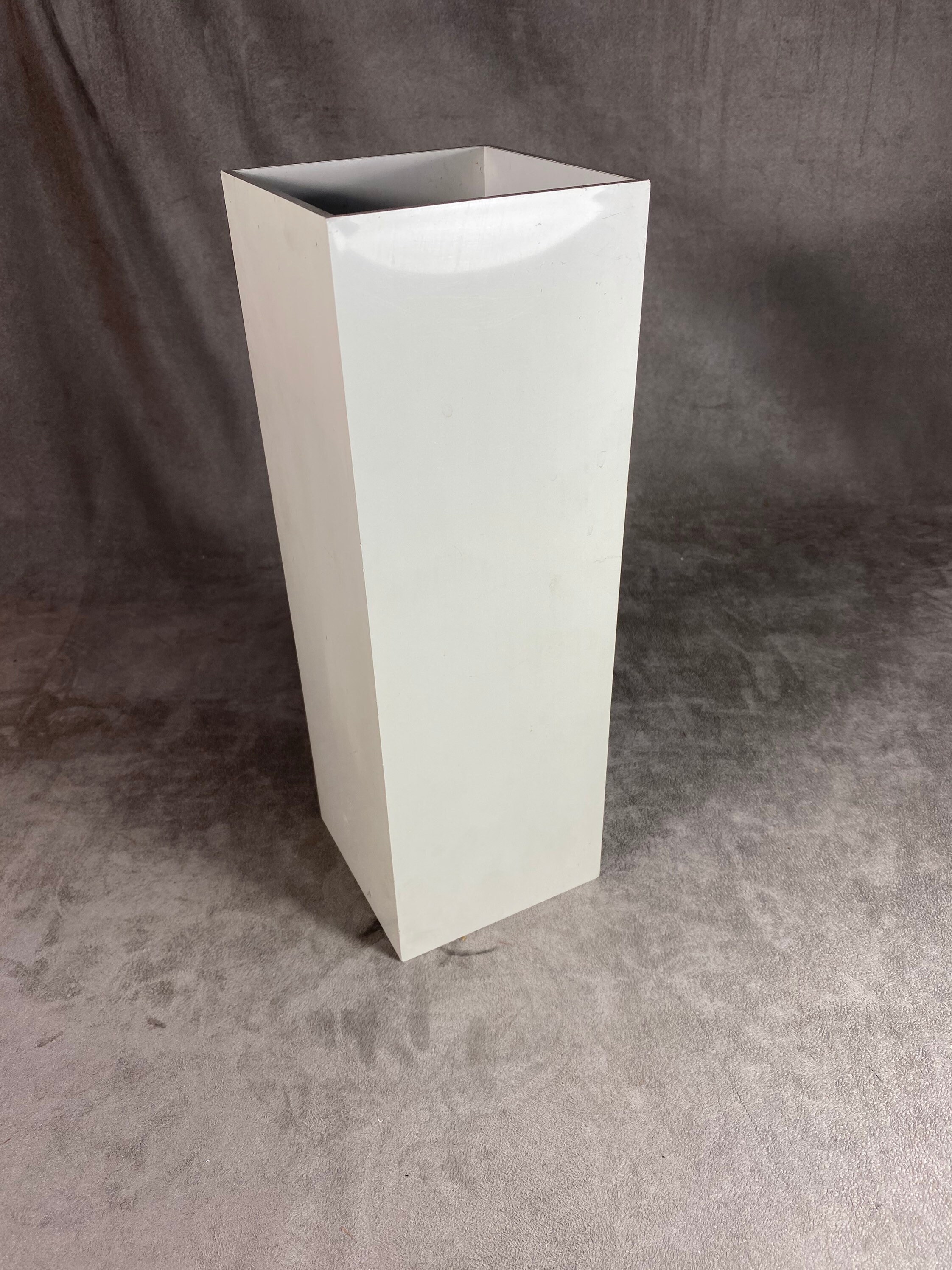 Jacques Bédat Vase Blanc Carré et Haut en Plastique Design Jacques Bedat Année 1970