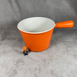 Cacerola de hierro fundido esmaltado en naranja Le Creuset con asa vintage, fabricada en Francia