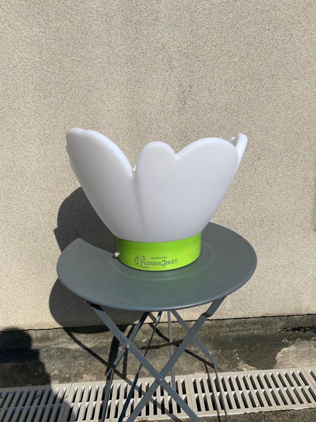 Seau à Champagne Perrier Jouet Vasque en forme de fleur dessinée par Emile Gallé avec lumière led Decor bar Champagne piscine party - France