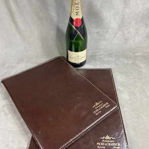 Set di 2 porta menù in pelle marrone vintage Möet & Chandon del 1980, realizzati in Francia