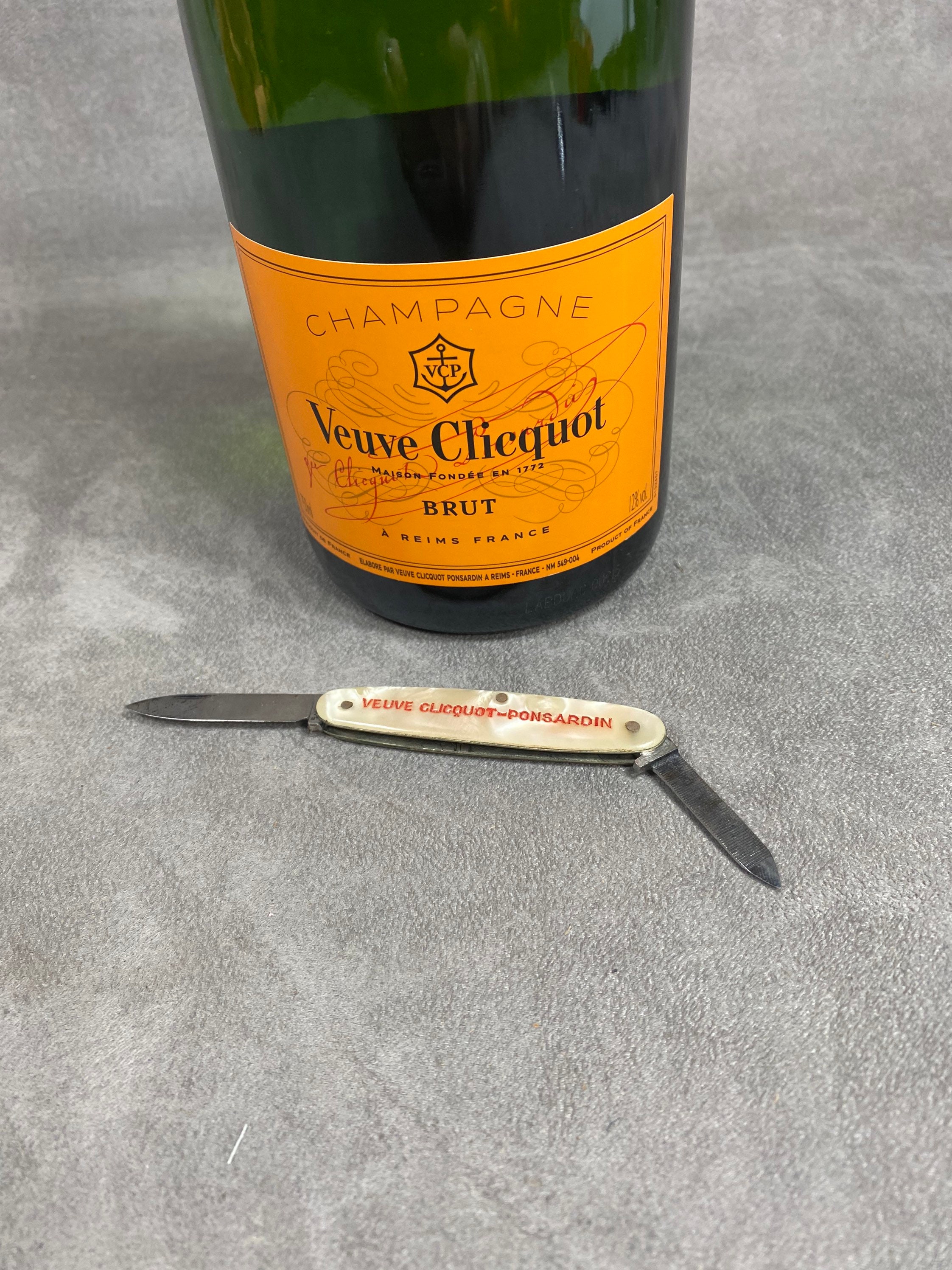 Rare Couteau Pliant Publicitaire Veuve Clicquot en Métal et Plastique Vintage Made in France Années 