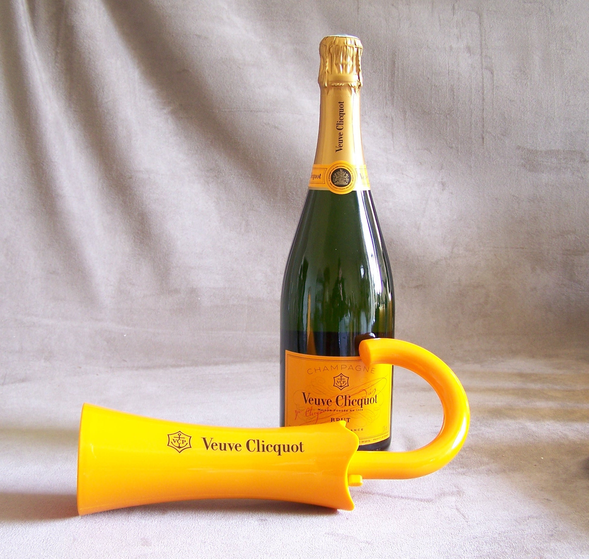 Veuve Clicquot Brut With Gift – Liquor Geeks