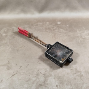 Croque-monsieur L&#39;ETOILE 1 plates in cast aluminium with old toaster wood handles Vintage Made in France 1970
